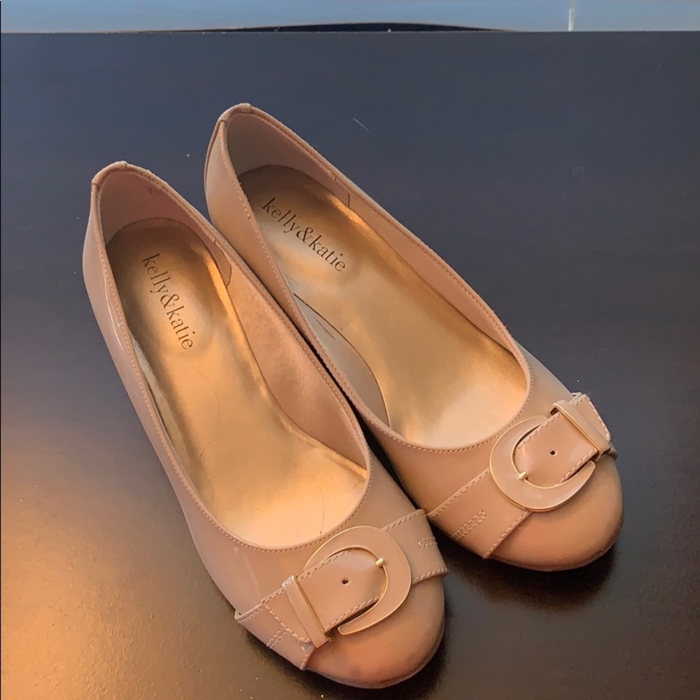 Short nude comfort wedges